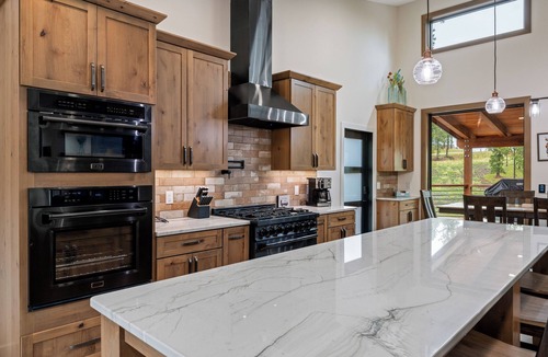 Lead Cabin | New in Powder House! Pet Friendly, 4 Ensuites, Iconic Wraparound Deck