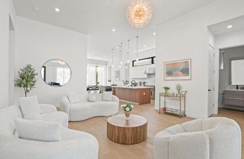 McLaughlin House | New Lavish Elegant 3BR Home in Mar Vista, Pet Friendly! 10min to Venice Beach!