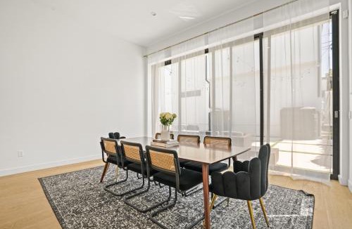 McLaughlin House | New Lavish Elegant 3BR Home in Mar Vista, Pet Friendly! 10min to Venice Beach!