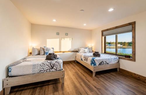 New Lisbon House | New Listing Lakeside Beach Sleeps 15+ Pet friendly