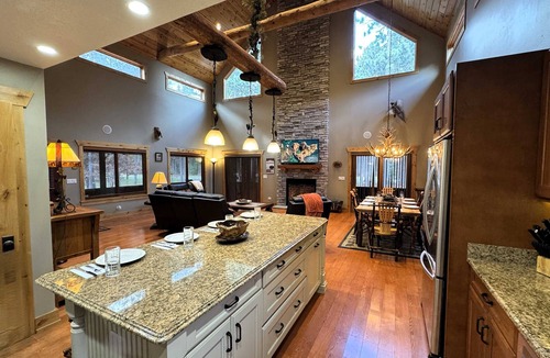 New Lisbon Cabin | NEW! Luxurious Driftwood Lodge | Castle Rock Lake