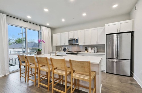 Bywater Condo | New Luxury 2 Bedroom Condo with Pool & Balcony