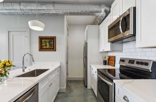 Algiers Point Condo | New Luxury Pad | Pool