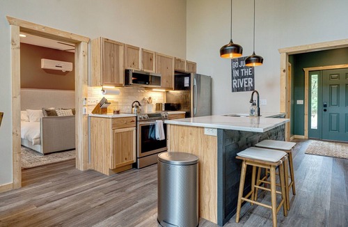 Hayward House | NEW Luxury Riverfront Home, large deck, river tubing, kayaks, 5 min to Downtown