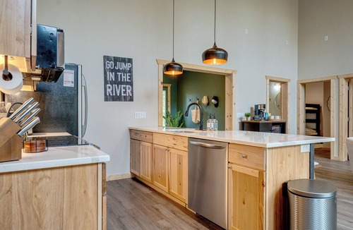 Hayward House | NEW Luxury Riverfront Home, large deck, river tubing, kayaks, 5 min to Downtown