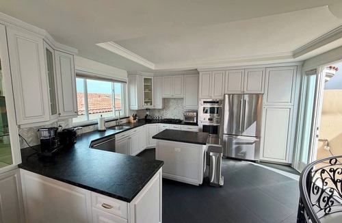 Sand Section Villa | NEW! Manhattan Beach Townhome Steps to the Sand