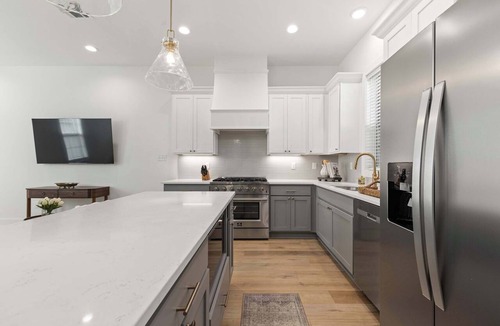 Lafayette Condo | New Modern Home- River Ranch - King Bed