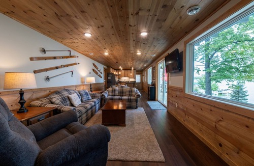 Hayward Cabin | New Nelson Lake cabin. Sleeps 10, 3,000 acre lake, sandy beach. Close to trails.