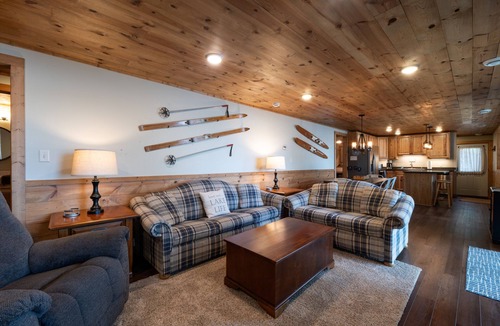 Hayward Cabin | New Nelson Lake cabin. Sleeps 10, 3,000 acre lake, sandy beach. Close to trails.