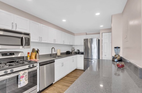 Crystal City Apartment | NEW! NEW LISTING! NEW! Arlington 2BR Furnished Apartment in Crystal City