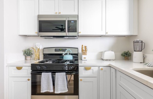 Alamitos Beach Apartment | NEW Ocean Eyes/3 Blocks to Beach/Backyard Oasis/Massage Chair/Bikes/lLaundry