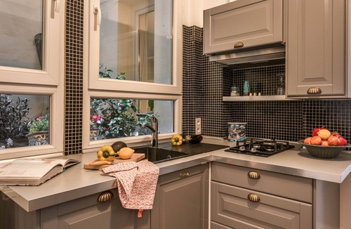 Quartier du Mail Apartment | NEW Paris Centre Historic Chic Suite 2 Bedrooms and 1 Bathroom