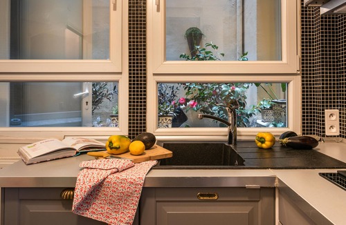 Quartier du Mail Apartment | NEW Paris Centre Historic Chic Suite 2 Bedrooms and 1 Bathroom