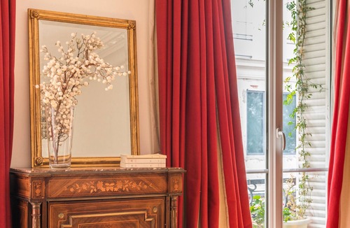 Quartier du Mail Apartment | NEW Paris Centre Historic Chic Suite 2 Bedrooms and 1 Bathroom