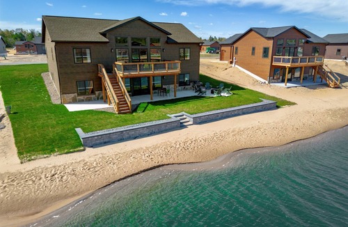 New Lisbon House | *NEW*Private Chef-Family Friendly-Beach-Arcade Games-WI Dells