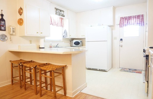 Brandon House | NEW! Retro Retreat - Historic District Downtown Brandon