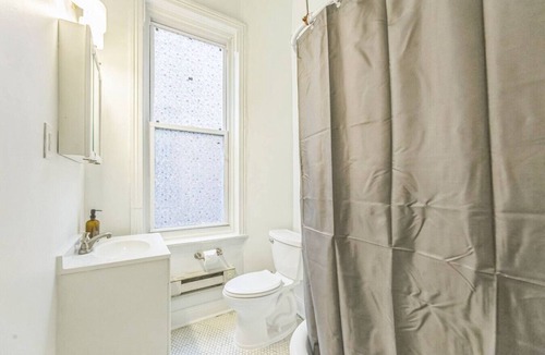 Center City West Apartment | New Studio in Center City | Sleeps 4 | Fast Wifi