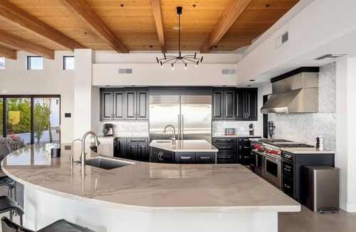 North Scottsdale House | NEW SWSS 8BR Desert‑Modern Estate | Pool, Hot Tub, Golf Simulator, Cold Plunge, Putting Green