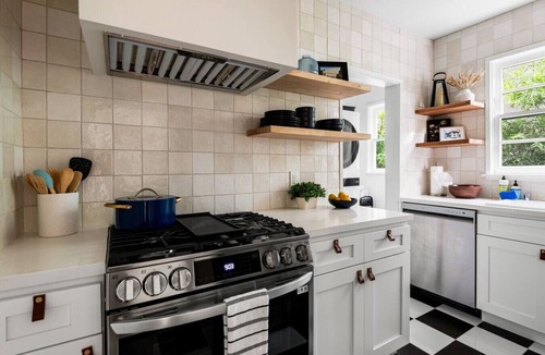 Venice Condo | NEW! Venice Historic Flat | Patio & Walk-to-All Location