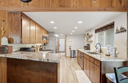 Yosemite Forks Cabin | New! Whispering Falls with spa/firepit/BBQ/EV/pet friendly!
