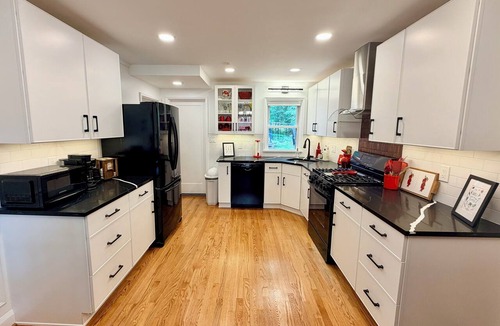 Lochearn House | NEWLY remodeled kitchen, bathrooms, and basement!