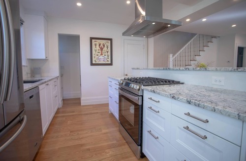 Top of the Hill House | Newly Renovated 6BR with Parking & Outdoor Shower!