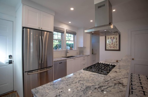 Top of the Hill House | Newly Renovated 6BR with Parking & Outdoor Shower!