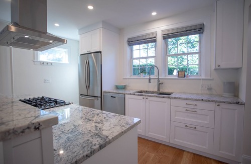 Top of the Hill House | Newly Renovated 6BR with Parking & Outdoor Shower!