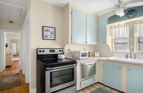 Newport House | Newport, Pet Friendly. 1 Bedroom Cottage. Walk To Water. Book Early & Save