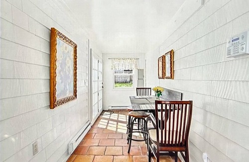 Newport House | Newport, Pet Friendly. 1 Bedroom Cottage. Walk To Water. Book Early & Save