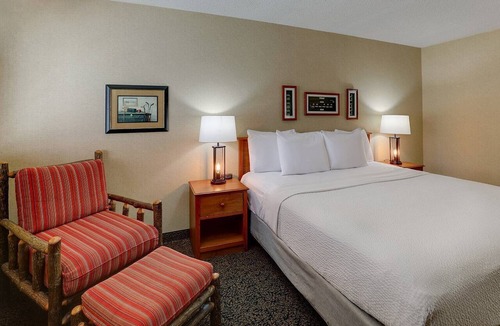 Galena Hotel | Next Mississippi River, Deluxe King Suite, Stoney Creek Quad Cities