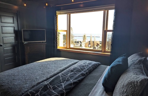 Grand Marais Hotel | Nighthawk & the Bee Hive at Feather Nest Inn