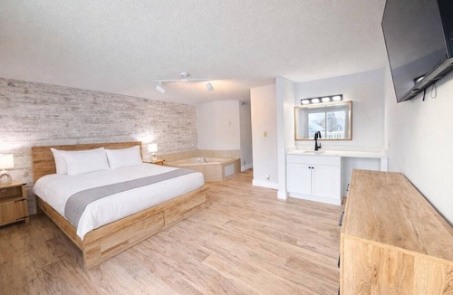 Nisswa Bed & Breakfast | Nisswa Hotel & Suites – Whitefish Lake Jacuzzi King · Balcony · Kitchenette
