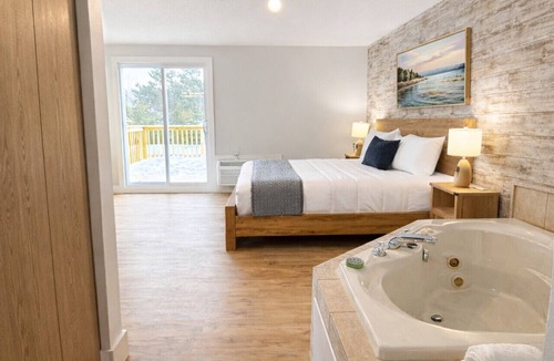 Nisswa Bed & Breakfast | Nisswa Hotel & Suites – Whitefish Lake Jacuzzi King · Balcony · Kitchenette
