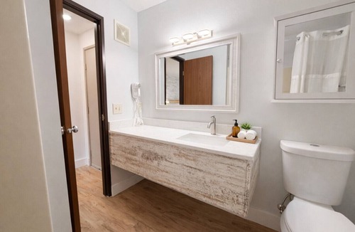 Nisswa Bed & Breakfast | Nisswa Hotel & Suites – Whitefish Lake Jacuzzi King · Balcony · Kitchenette