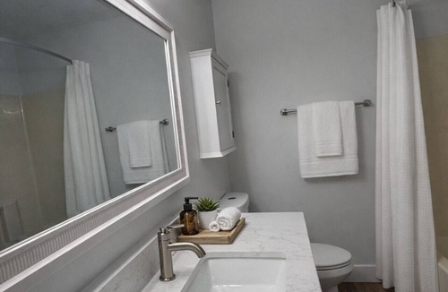 Nisswa Bed & Breakfast | Nisswa Hotel & Suites – Whitefish Lake Jacuzzi King · Balcony · Kitchenette