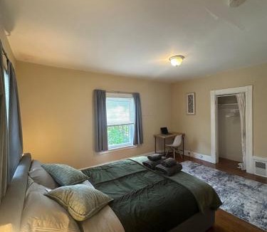 Cleveland Circle House | -No67- Fancy Room in a House - Steps to Boston College & Green Line at Brighton Boston