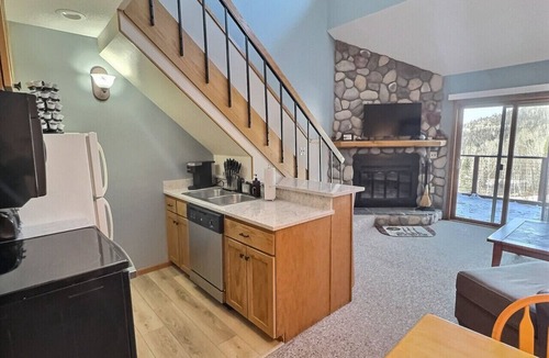 Lutsen Condo | North Shore ski-in/ski-out loft pool + hot tub