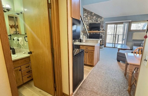 Lutsen Condo | North Shore ski-in/ski-out loft pool + hot tub