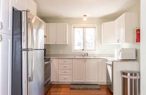 Oak Bluffs House | Oak Bluffs - Quiet Neighborhood - Walk to Town, Ferry, Library and more!