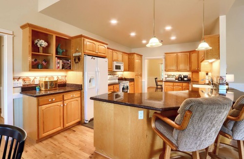 North Fork Apartment | Oak Junction Lodge with Amazing views 4/3 2700+ SF