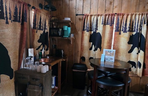 Farmington Cabin | Oakleaf Treehouse - Secluded Romantic Loft with Hot Tub & Creek