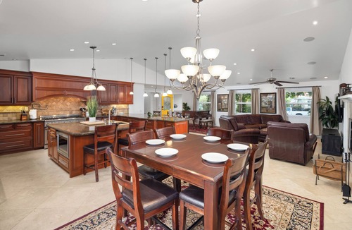 Fullerton House | OC Getaway 6 Miles to Disneyland 5 Bedroom 3 bath with a Pool