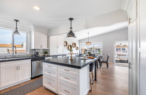 West Newport House | Ocean Breeze II by AvantStay | Steps to the Beach!