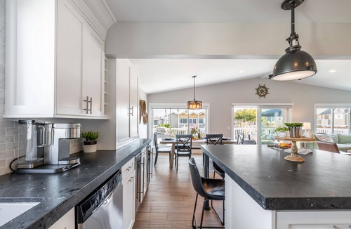 West Newport House | Ocean Breeze II by AvantStay | Steps to the Beach!