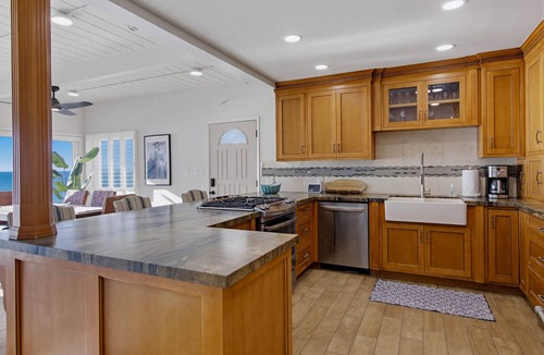 South Oceanside House | Ocean Front * Panoramic Views * Private Sand Beach * 2 Dogs OK!