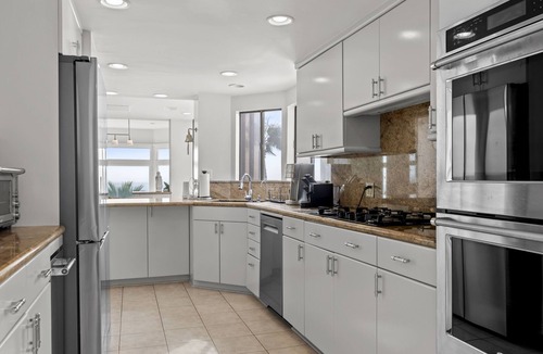 Sand Section Condo | OCEAN FRONT + TOP FLOOR, 4 BEDROOM MANHATTAN BEACH HOUSE