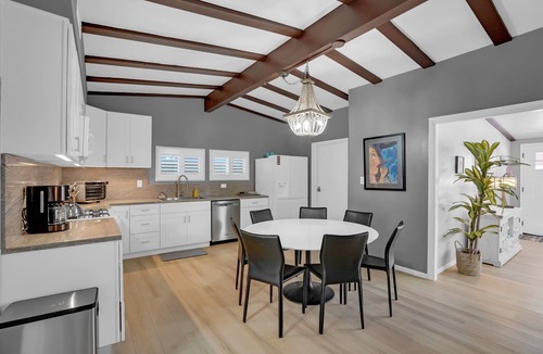 Silver Strand House | Ocean just Steps Away! Family and Pet-Friendly