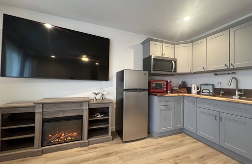 Ventura Apartment | Ocean Mountain Island Views Guesthouse Along Trail