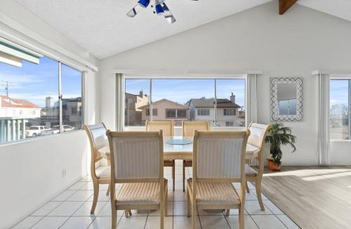 Silver Strand Apartment | Ocean View Beach Stay w Pool Table & Bikes